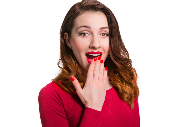 Ładna kobieta w czerwony od patrząc z podziwem zaskoczony z usta ope - Zdjęcie, obraz