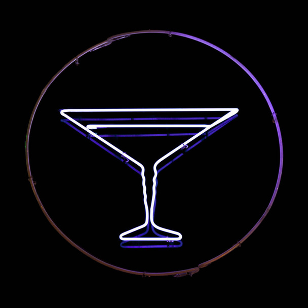 Sluiten op een paars neon licht in de vorm van een cirkel met een Martini glas erin. - Foto, afbeelding