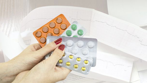 Diferentes tabletas farmacéuticas en las manos de las mujeres
  - Foto, Imagen