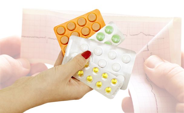 Verschillende farmaceutische tabletten in women's hand - Foto, afbeelding