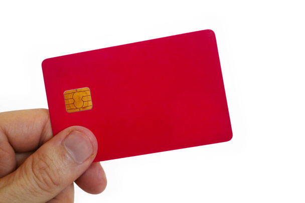 Κοντινό πλάνο στα δάχτυλα ενός άντρα που κρατάει μια λευκή κόκκινη έξυπνη κάρτα. - Φωτογραφία, εικόνα