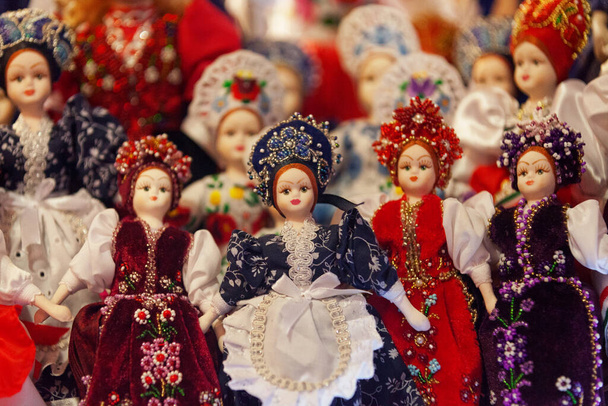 Muñecas húngaras a la venta en la exposición minorista de una tienda de regalos. - Foto, imagen