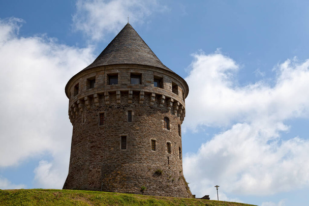 The Tour Tanguy, Bastille de Quilbignon or Tour de la Motte Tanguy is a medieval tower on a rocky motte beside the Penfeld river in Brest, France. Probably built during the Breton War of Succession. - Zdjęcie, obraz