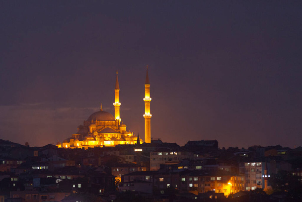 La Mezquita de Fatih es una mezquita otomana situada en el distrito de Fatih, en Estambul, Turquía. La mezquita original en el sitio fue construida entre 1463 y 1470 en el sitio de la Iglesia de los Santos Apóstoles. Fue seriamente dañado en el terremoto de 1766 y - Foto, Imagen
