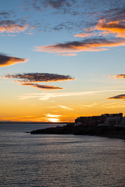 Светящееся небо на закате над Крик-де-л 'Анау и Средиземным морем в Сете - Фото, изображение