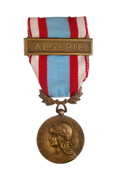 The Medaille Commmorative des Operations de Securite et de Maintien de l'Ordre en Afrique du Nord (English: Commemorative Medal for Security Operations and the Maintenance of Order) is a French commemorative medal established in the late 1950s. - Valokuva, kuva