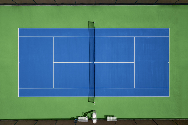 Légi kilátás kék és zöld tenisz kemény pálya. - Fotó, kép