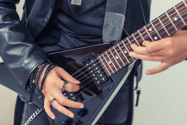 close-up van muzikant spelen elektrische gitaar.  - Foto, afbeelding