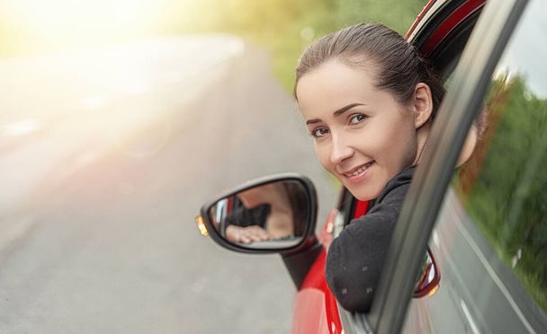 Atraktivní žena řídí auto na příměstské dálnici. - Fotografie, Obrázek