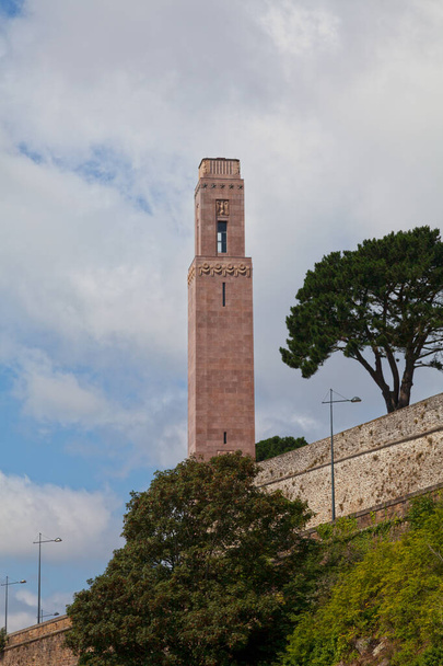 The Naval Monument, more commonly known as the Tour Rose (Pink Tower), is a memorial built at the center of the cours Dajot after the First World War in 1927 by the American Battle Monuments Commission. - Foto, Bild