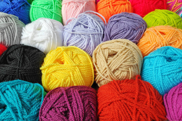 Close-up em uma pilha de bolas de lã coloridas. - Foto, Imagem