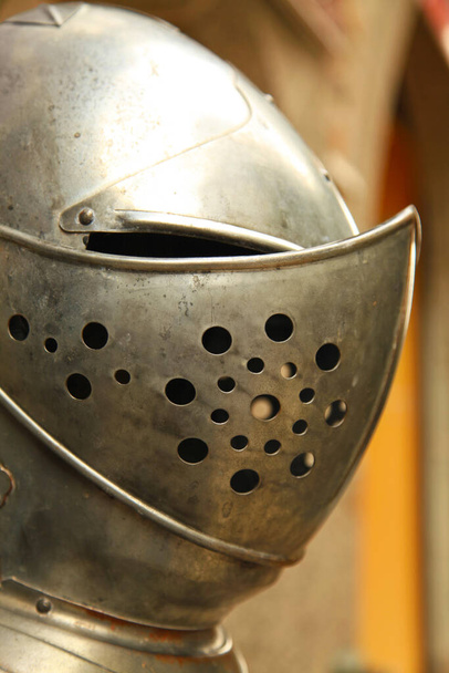 Крупный план на вооружении, тип боевого шлема, который был разработан в XV веке. - Фото, изображение