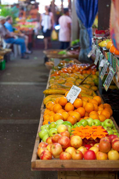 Fruitkraam van een boerenmarkt in Saint Denis, Reunion Island. - Foto, afbeelding