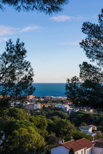 Пейзаж над городом с морем, как горизонт от Монти-де-Пьер Бланш в Сете - Фото, изображение