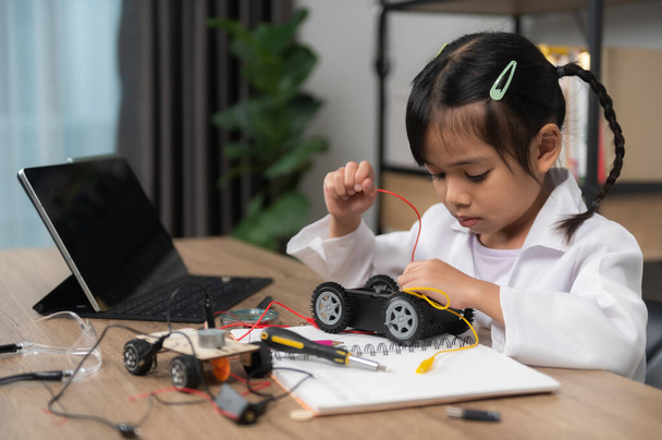 Asian littlle girl constructing and coding robot at STEM class,Fixing and repair mechanic toy car - Foto, Bild