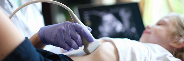 Doutor fazer ultra-som da cavidade abdominal para a menina usando scanner na clínica. Exame diagnóstico de órgãos internos no conceito de crianças - Foto, Imagem