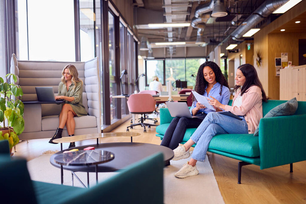 Businesswomen Having Informal Meeting In Breakout Seating Area Of Modern Office - Foto, Imagen