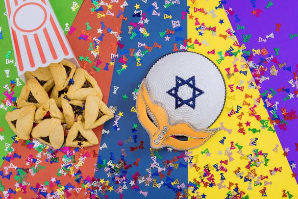 C'est fête juive qui est célébration avec des biscuits, shofars, hauts, masques de carnaval, et des symboles hamantaschen pour célébrer Pourim - Photo, image