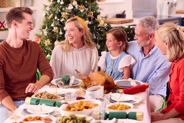 Noel 'i Masa Etrafında Birlikte Yemek Yiyerek Kutlayan Çok Nesilli Aile - Fotoğraf, Görsel