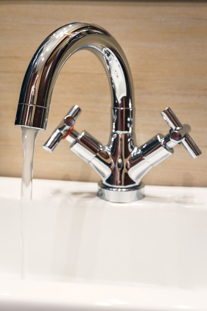 Wasserhahn mit modernem Design im Badezimmer - Foto, Bild