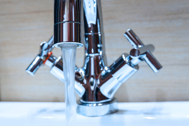 robinet d'eau au design moderne dans la salle de bain
 - Photo, image