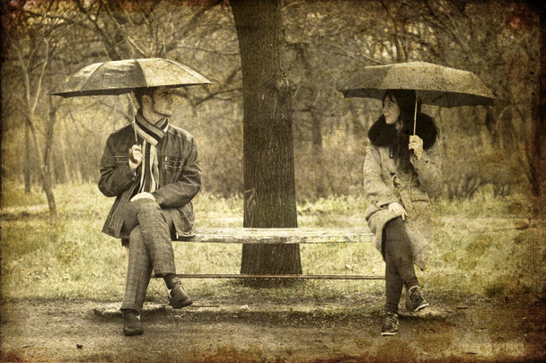 twee zittend op de Bank in regenachtige dag. foto in oude stijl van de afbeelding. - Foto, afbeelding
