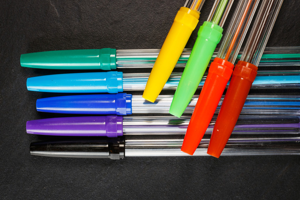 Joukko värikkäitä kyniä toimistoon, rakentaja ja koulut
 - Valokuva, kuva