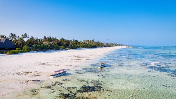 A vacation to Zanzibar's beaches offers the perfect blend of adventure and relaxation, with opportunities for travel, tourism, and exploration of the island's natural wonders. - Foto, Imagen