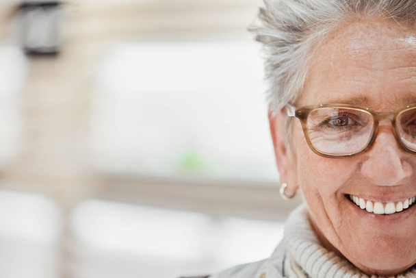 Старшая женщина, очки и портрет с макетом места для ухода за глазами с объективом зрения или рамкой в магазине оптики. Счастливый клиент или пациент рекламирует оптометрию выбор продукта для глаз и здоровья. - Фото, изображение