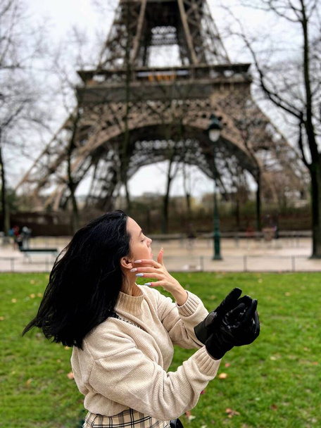 Paris 'teki Eyfel Kulesi yakınlarında kışın Fransa' da bir kadın yapılmıştı. Kar yok, sadece biraz yağmur var..  - Fotoğraf, Görsel