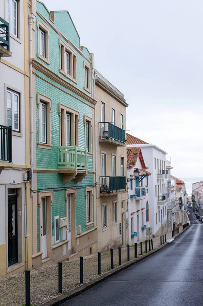 Пустой старой улице, ведущей к океану, в историческом центре португальского города Назаре - Фото, изображение