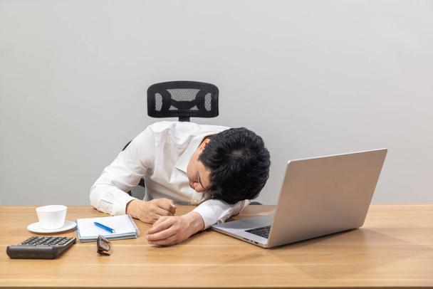 L'homme atteint de narcolepsie s'endort sur le bureau - Photo, image