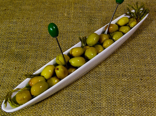 Групповые оливки на тарелке
 - Фото, изображение