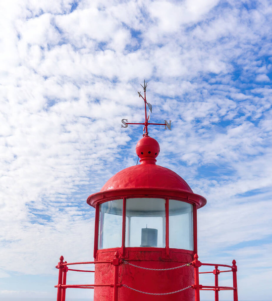 ナザレの明るい赤い灯台が近くに - 写真・画像