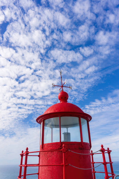 ナザレの明るい赤い灯台が近くに - 写真・画像