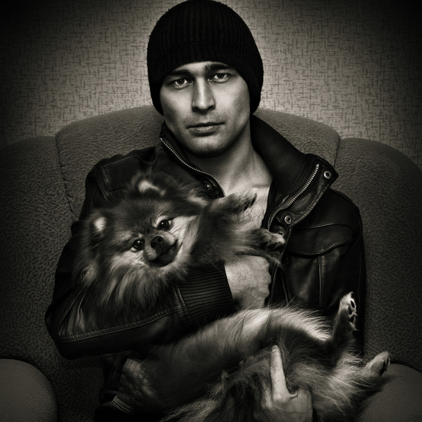Drsné brutální muž s Spitz psy na rukou - Fotografie, Obrázek