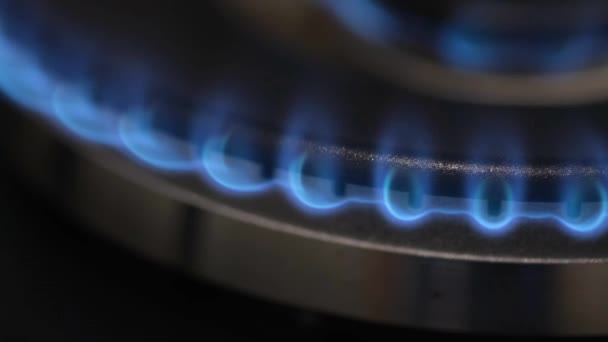 Nahaufnahme eines Gasringes, der im Dunkeln brennt. Gas zum Kochen verwenden. Zeitlupe - Filmmaterial, Video