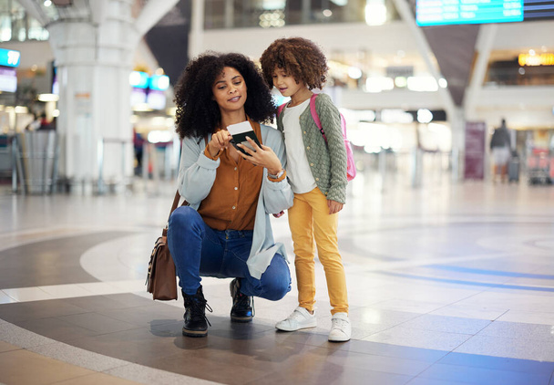 Cestování, pas a matka se svým dítětem na letišti kontrolují jejich palubní vstupenku společně. Výlet, technologie a žena procházení na mobilním telefonu s dívkou dítě při čekání na let v terminálu - Fotografie, Obrázek
