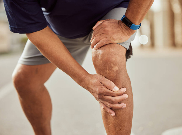 Γυμναστική, πόνος στο γόνατο και τα χέρια του μαύρου άνδρα με μυϊκό πόνο, επώδυνη άρθρωση και τραυματισμό μετά το τρέξιμο στην πόλη. Αθλητισμός, ευεξία σώματος και ανδρική ανάπαυση μετά από προπόνηση, μαραθώνια προπόνηση και άσκηση. - Φωτογραφία, εικόνα