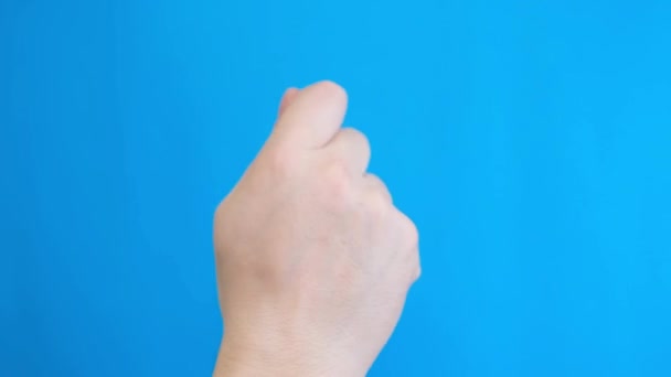 Vista de cerca de la mano masculina tocando en la pantalla cromakey azul. Vídeo 4k - Metraje, vídeo