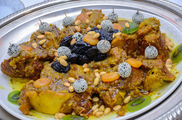 Plato de carne marroquí con ciruelas pasas y almendras - Foto, imagen
