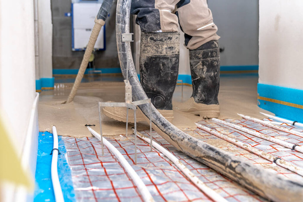 covering the floor heating with anhydride and concrete. High quality photo - Foto, immagini