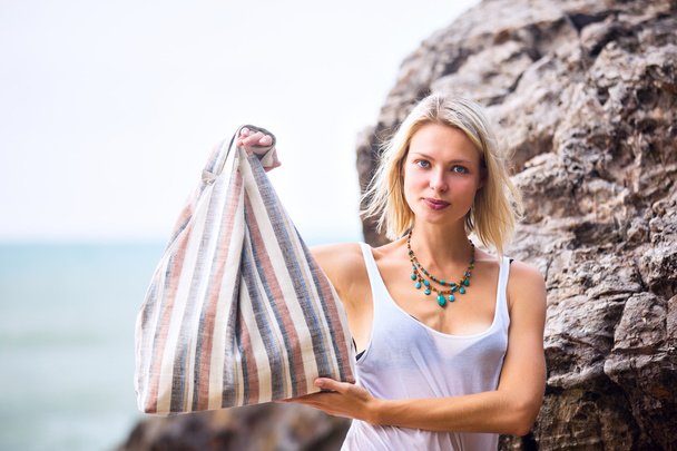 Женщина позирует с хлопчатобумажной полосой полосатый мешок
 - Фото, изображение
