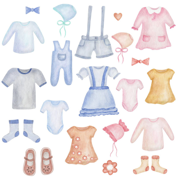 Εικονογράφηση υδατογραφίας. Χειροποίητα μωρουδιακά ρούχα για κορίτσια και αγόρια. Φόρεμα, σορτς, t-shirt, bodysuit, καπελάκι, παπούτσια σε ροζ, μπλε χρώμα. Παιδικό πάρτι. Απομονωμένη τέχνη κλιπ για εκτυπώσεις, υφασμάτινα σχέδια - Φωτογραφία, εικόνα