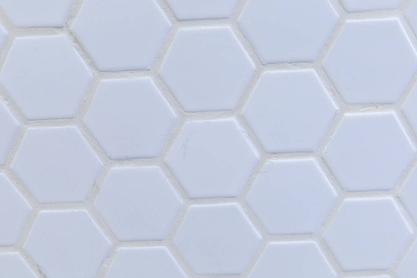Біла восьмикутна плитка з білою затіркою в спинці, душ, площа стін у ванній кімнаті
. - Фото, зображення