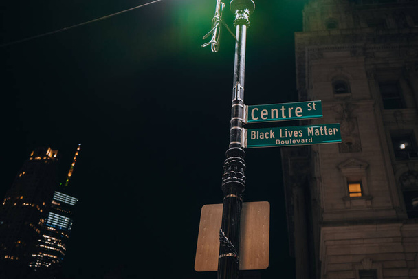 Vista del cartel con el nombre de la calle en Black Lives Matter Boulevard (co-nombrado con Centre Street) en Lower Manhattan, Nueva York, Estados Unidos, por la noche. - Foto, imagen