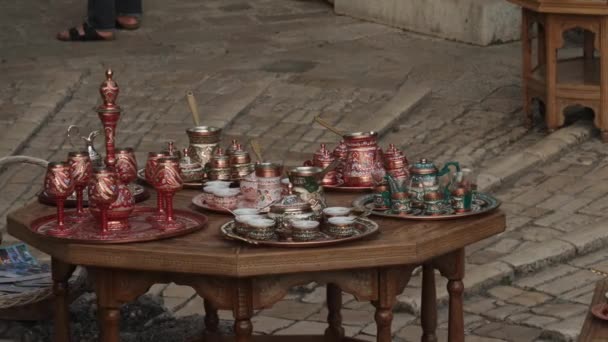 Set da caffè turco sulla tavola, scena dello shopping di souvenir, Bosnia. Filmati 4k di alta qualità - Filmati, video