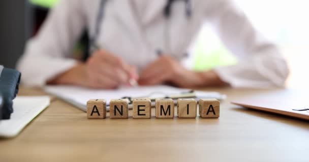 Врач пишет диагноз анемии в медицинских документах. Концепция анемии или заболевания крови и медицины и лечения - Кадры, видео