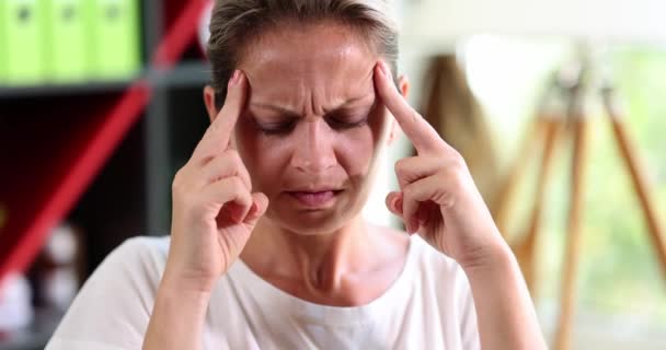 Porträt einer müden Frau mit Migräne und Kopfschmerzen. Müdigkeit, Überlastung und Krankheit - Filmmaterial, Video