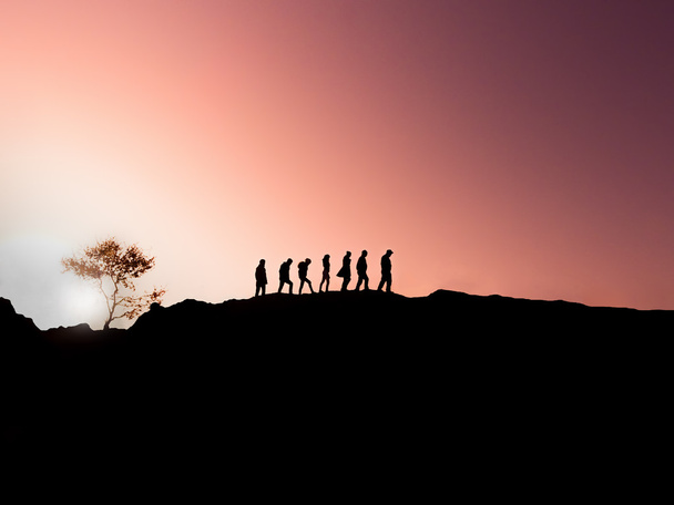 Silhouettes d'une famille de marcheurs au coucher du soleil
. - Photo, image